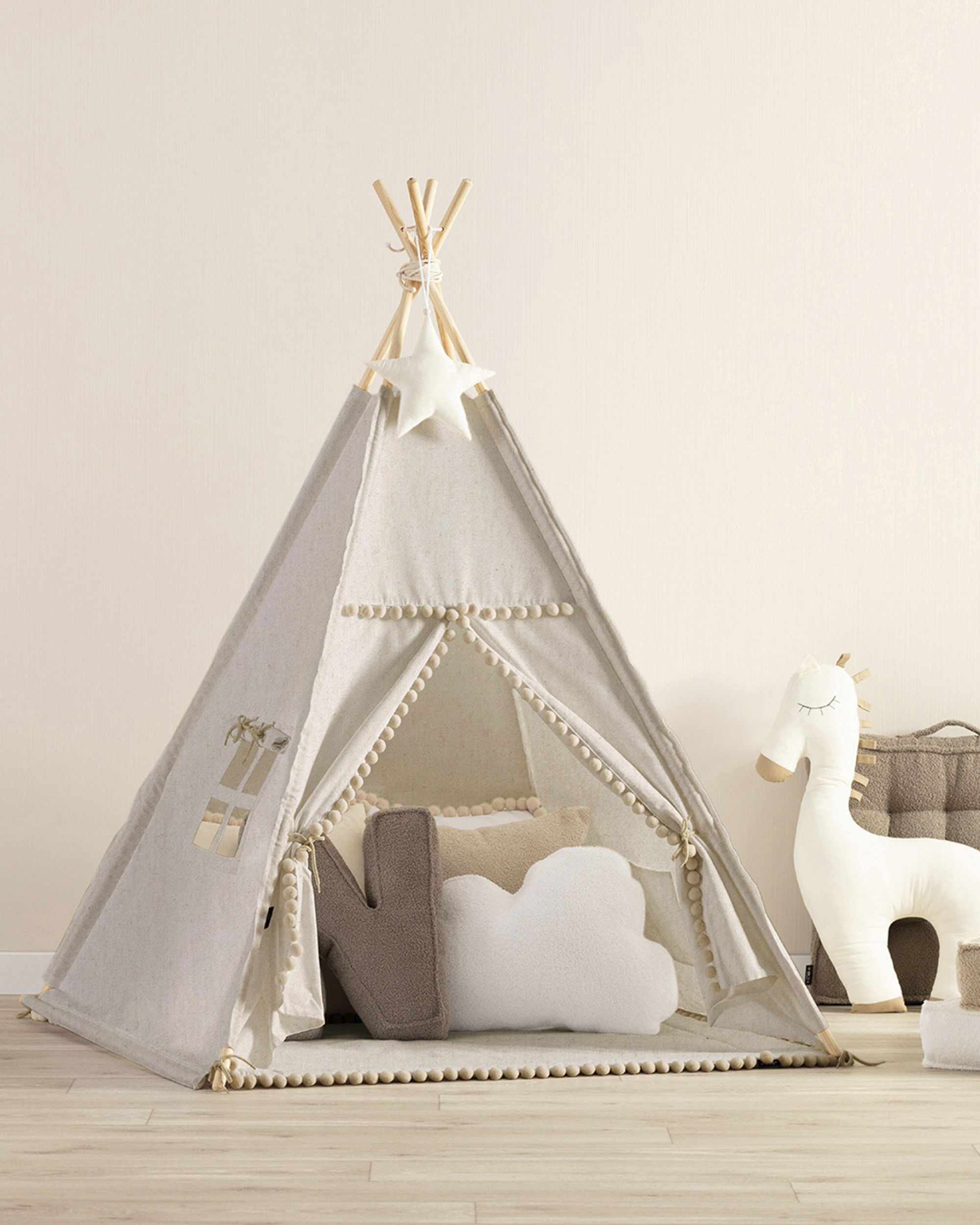 Tepees with pompoms colour beige