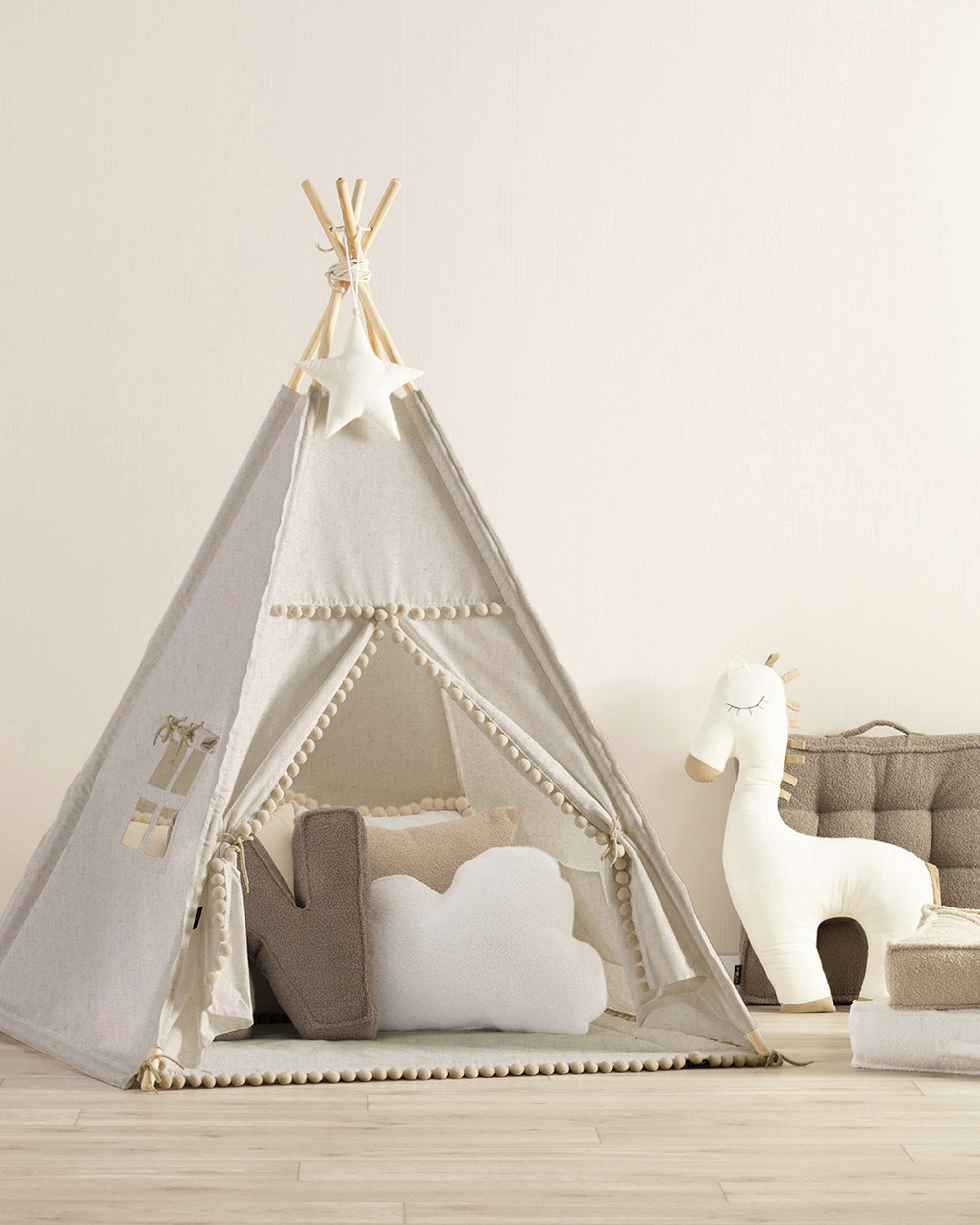 Tepees with pompoms colour beige